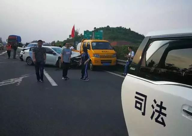高速交警出警再遇车祸,高速车祸警车开道急救
