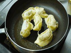 这家馄饨店吃起脆感十足,烧麦小笼包馄饨生煎