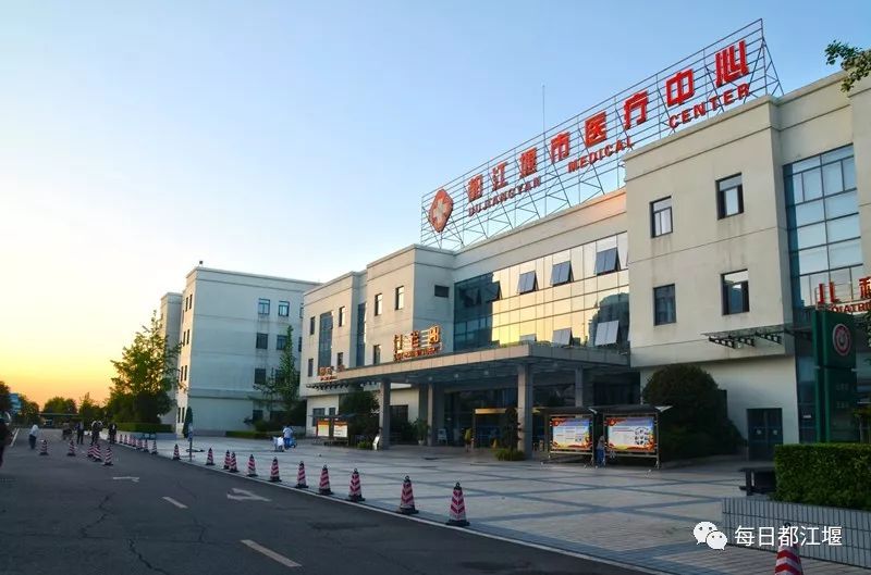 共饮一江水·携手献爱心｜上海市“医苑新星”青年医学人才都江堰公益义诊活动暨志愿者基地揭牌仪式在都江堰市举行