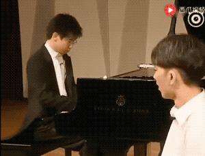钢琴家搞笑解读中日音乐区别,小伙用钢琴诠释中日音乐的区别