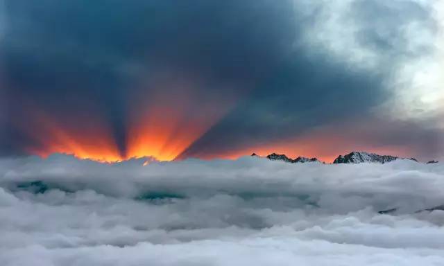 川西不次于牛背山的观景平台,比牛背山更近的贡嘎观景平台