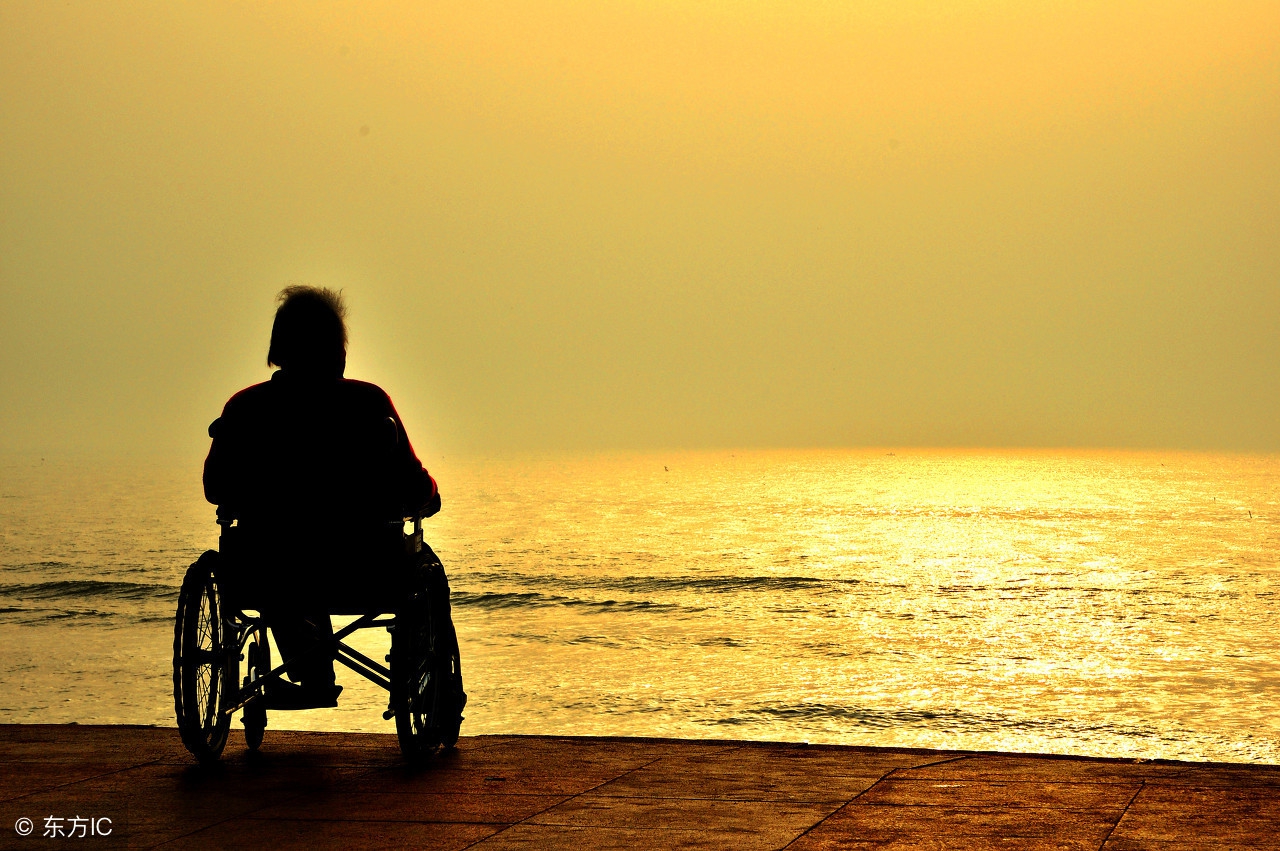 老人摔倒骨折手术还是保守治疗好,85岁老人胯摔骨折了需不需要手术