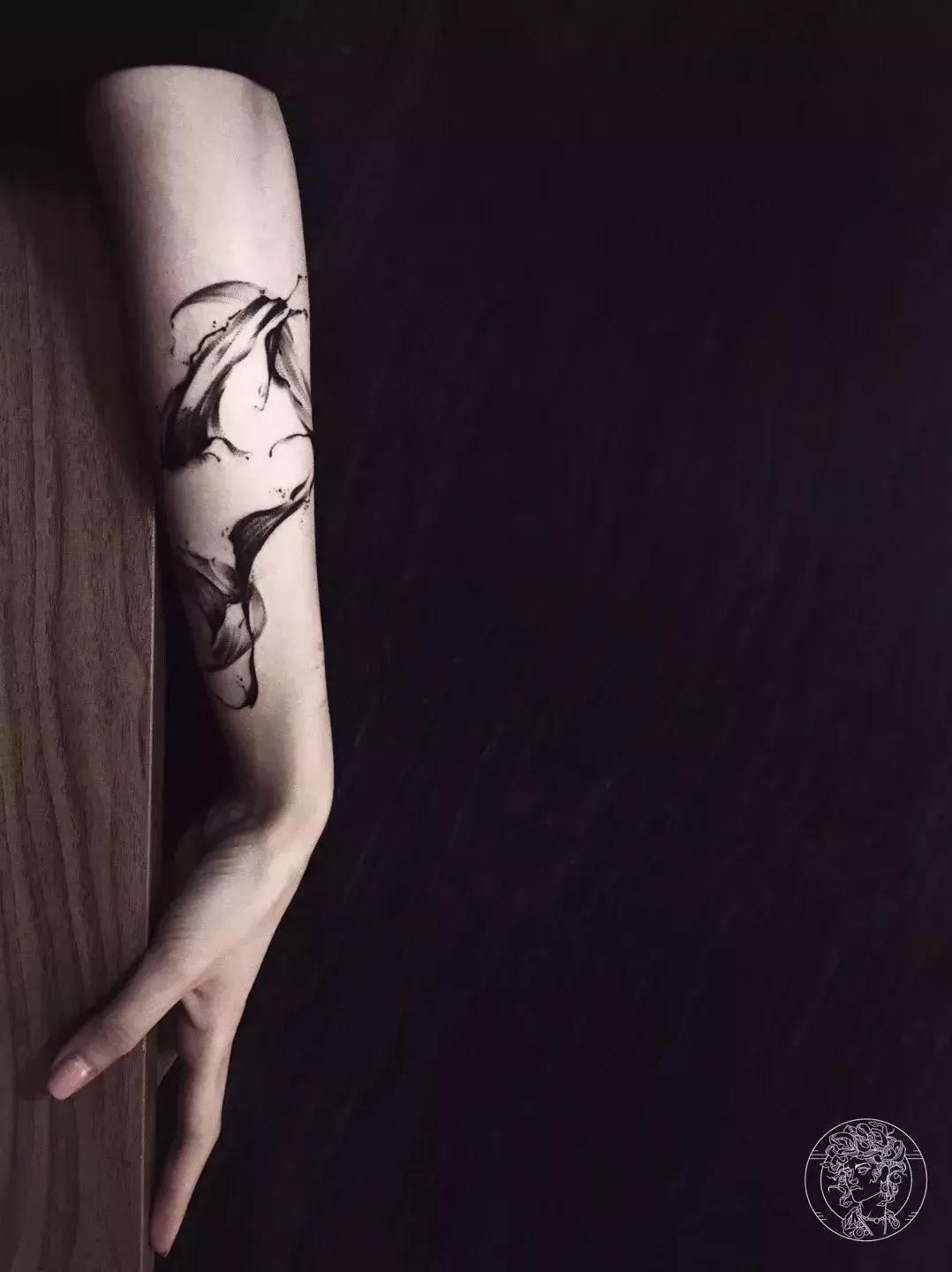 开柜计划｜美女纹身师的衣柜里，都是最Cool的黑白灰！