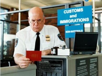 只因建了个美食微信群,这几个中国留学生就被遣返回国了?