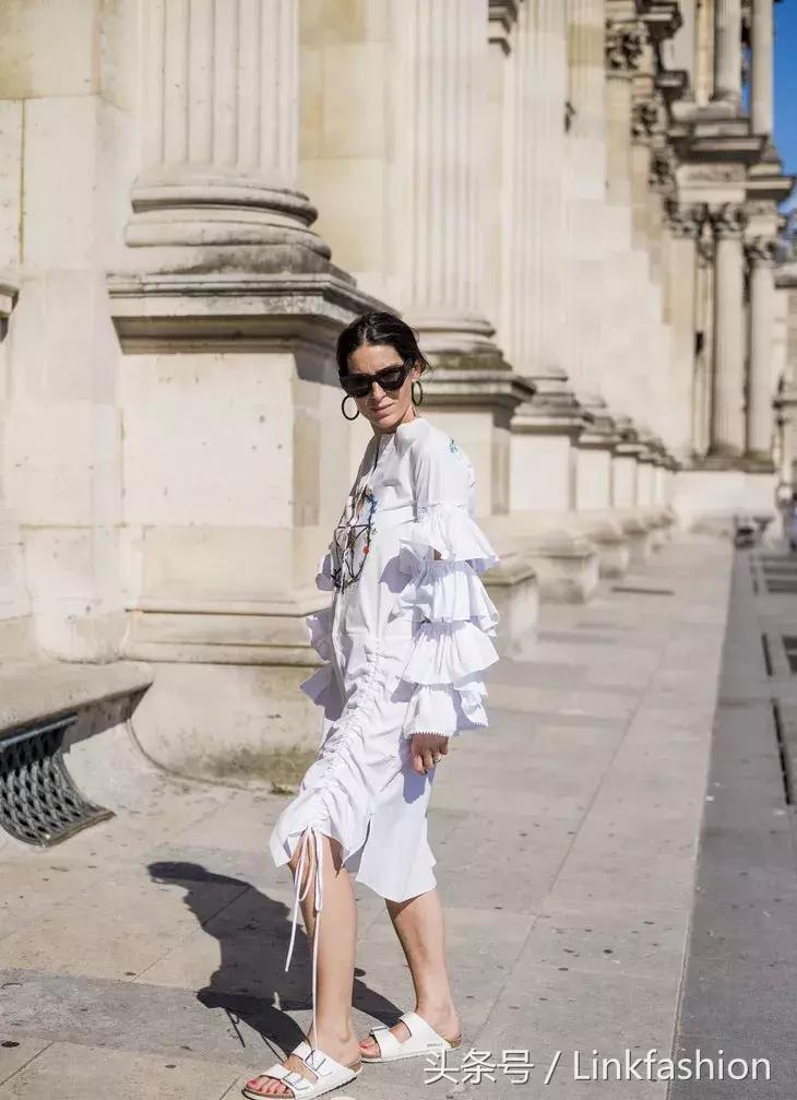 平底拖鞋太火热下面这几款最时髦,又百搭又舒服的拖鞋