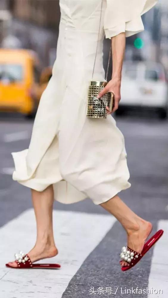 平底拖鞋太火热下面这几款最时髦,又百搭又舒服的拖鞋