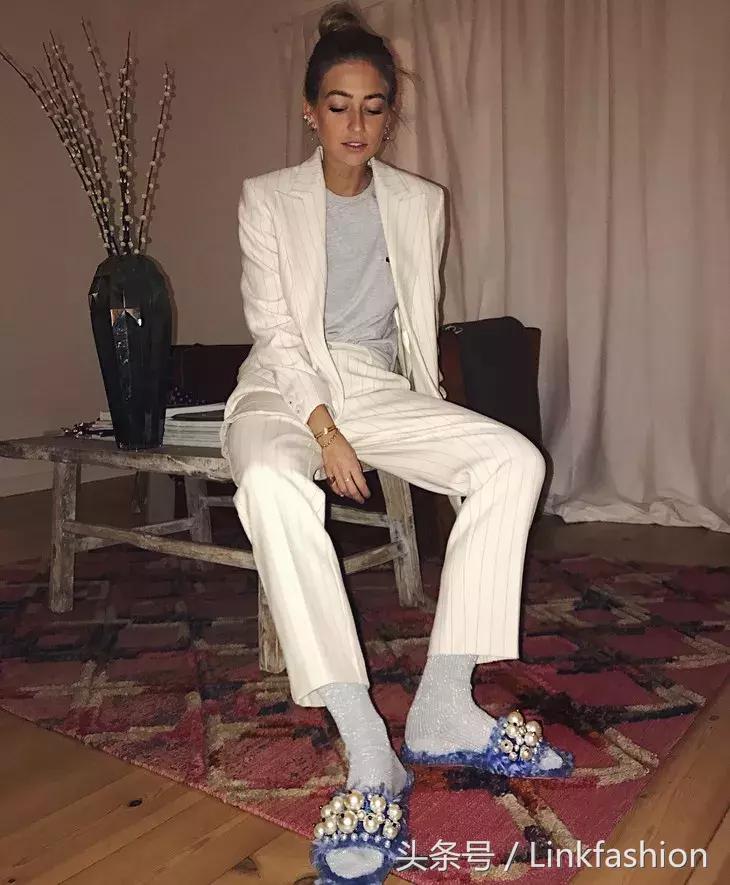 平底拖鞋太火热下面这几款最时髦,又百搭又舒服的拖鞋