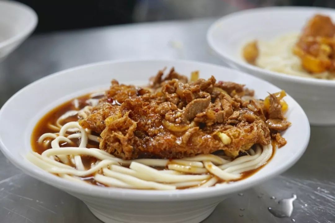 一碗雪菜肉丝面再加一个荷包蛋,一碗肉丝面加辣加面