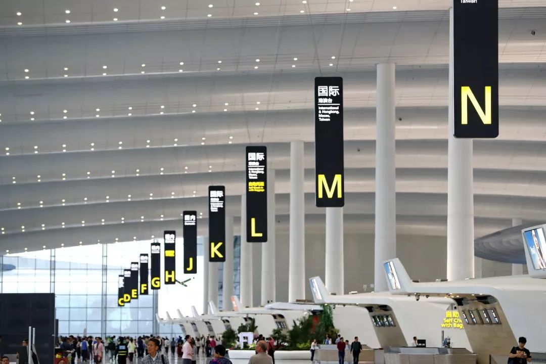 南航转场白云t2,南航航班改到第二天能免费退票吗