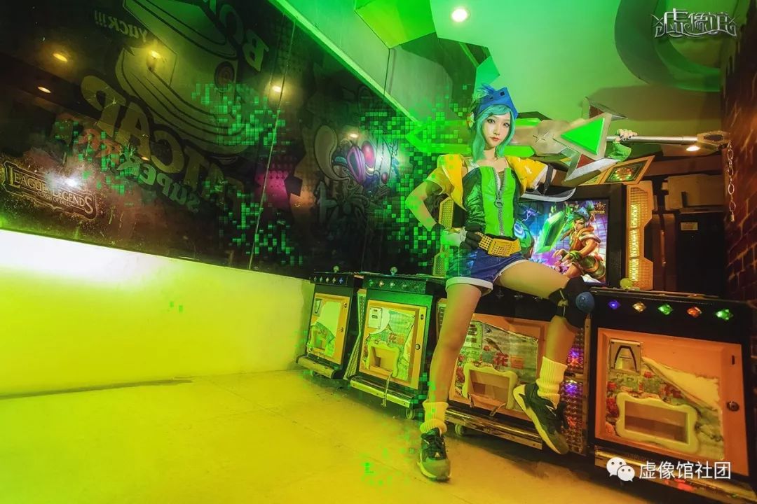 震惊！三位电玩小姐姐称霸整间游戏机室