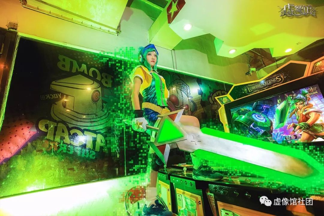 震惊！三位电玩小姐姐称霸整间游戏机室