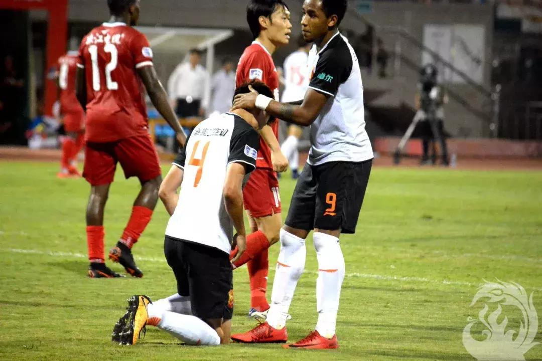 为爱前行｜足球之乡演绎精彩对决，武汉卓尔队客场0:0梅州客家队