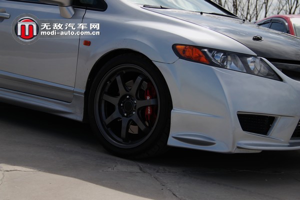 这个聚会里面没有一辆合法的车！