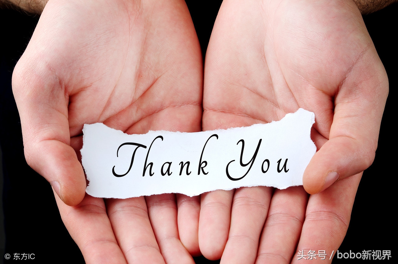 老父亲栓铁链拉车，儿子儿媳坐在婚车里说笑