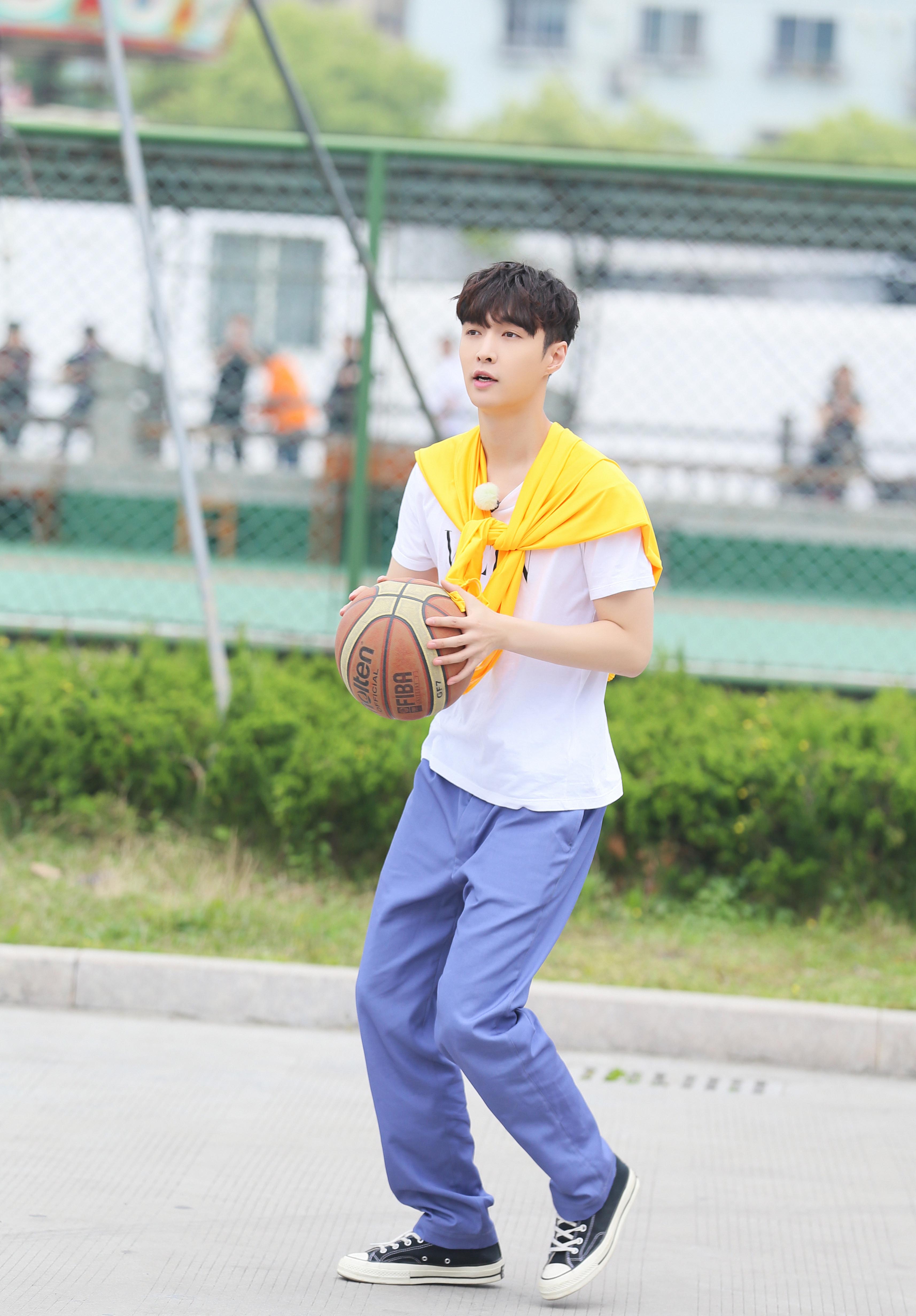 张艺兴极挑时期照片,张艺兴极挑第一季被抢箱子