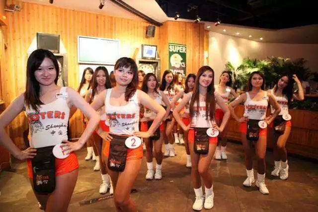 借胸上位的美国版“海底捞”，年入10亿美元，却差点毁在1件小事上…………