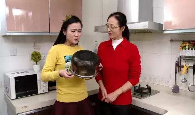 手指被戒指卡住得出动消防?用这招,卡在手上的戒指立马滑落!