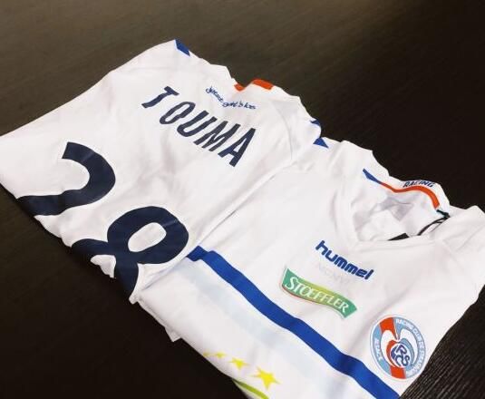 体育界也玩白学了？法国足球甲级联赛发布冬马雪菜球衣