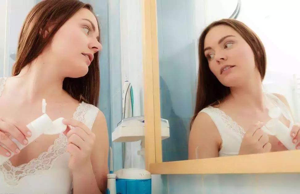 夏天爆汗不脱妆方法,夏天爆汗底妆怎么护