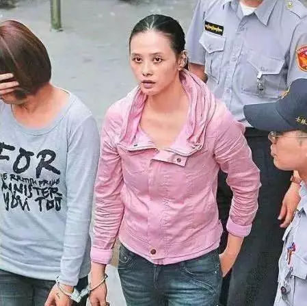 曾一线女星，因感情受挫五年吸毒三次，如今出狱找了小奶狗当丈夫