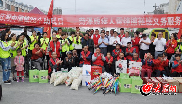 暖心！30余爱心人士看望慰问菏泽残疾人雷锋擦鞋班