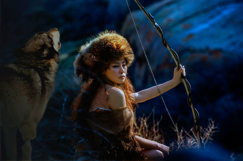 一男子与一白狼相遇，在一座山洞里共居四十天，之后狼化作了美女