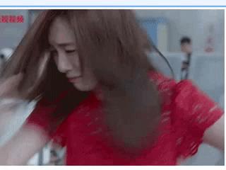 对比发现王晓晨的演艺之路太难 (王晓晨摔倒视频)