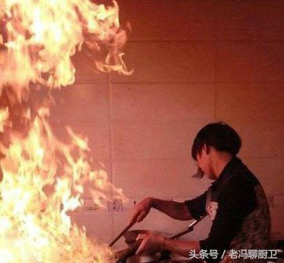 油锅起火要先关闭煤气瓶吗,油锅起火时不正确扑灭方法