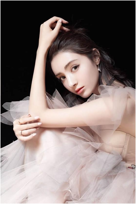 美过娜扎，仙过热巴！《泡沫之夏》里的她才是混血look的鼻祖啊