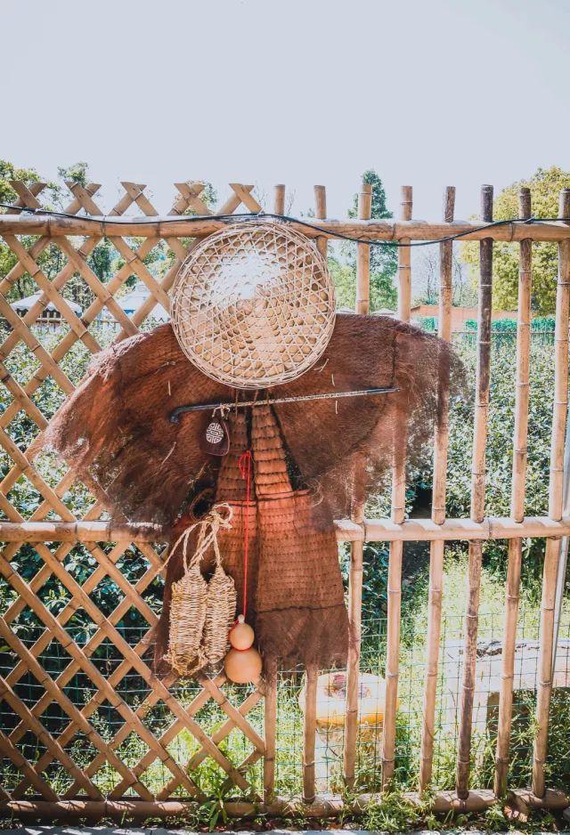 雪浪山花海几步之遥，藏着一个可骑马飚车还风景如画的山庄