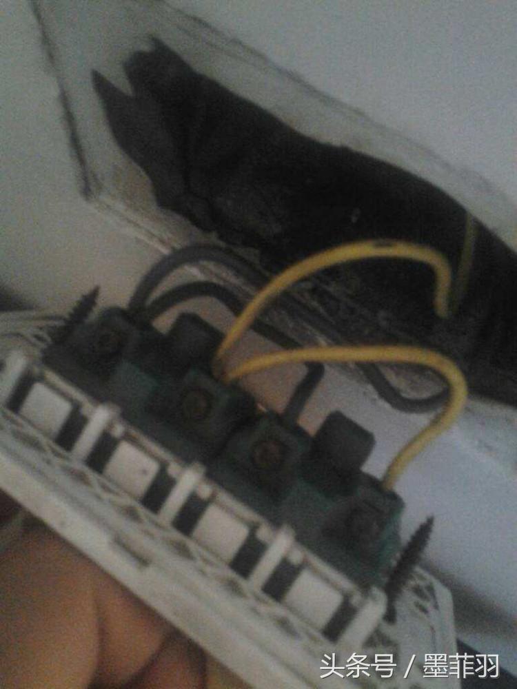 换完新插座总闸没有电过来,新换的插座一插就冒烟