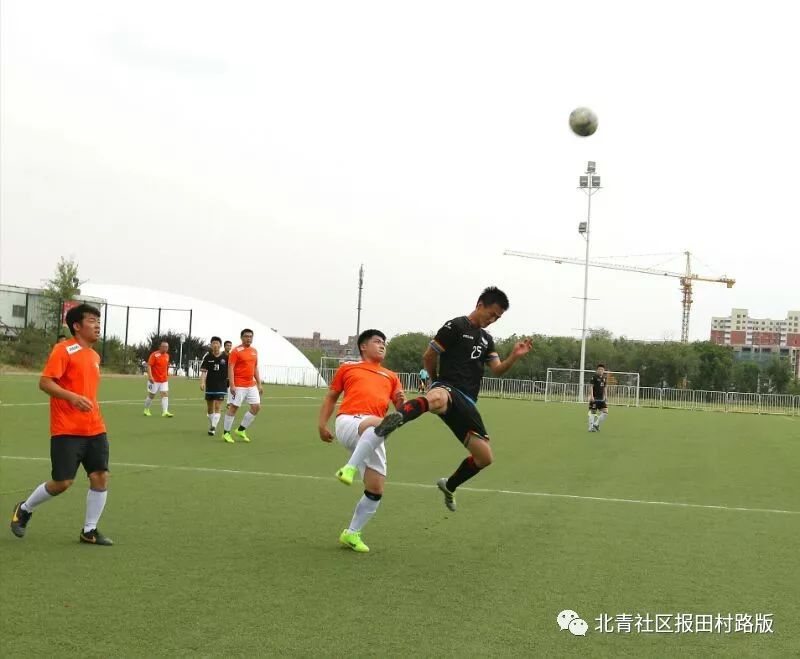 田村路山地足球联赛四强产生公务员球队和居民球队上演强强对抗