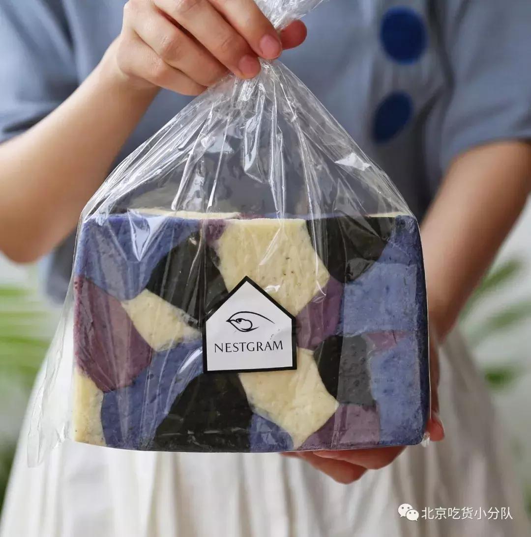 可爱的小奶狗吃冰激凌,小奶狗吃各种各样的冰淇淋