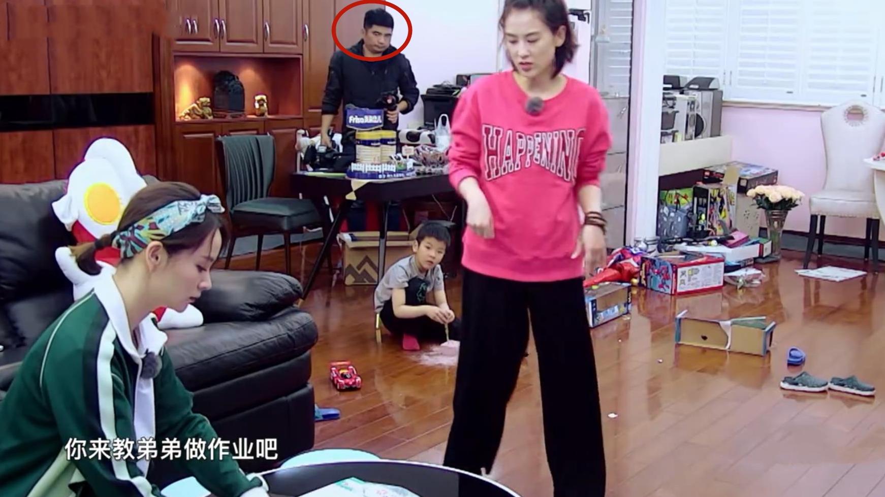 节目组放弃打马赛克？黄圣依客厅里的这三位摄影师太抢镜