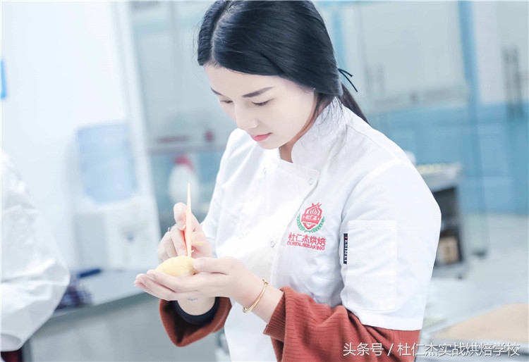 西点烘焙师工资一般多少钱,中级西点师一般月薪多少钱