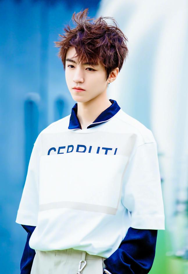 王俊凯近期神图,看看王俊凯在眼镜下的神仙颜值