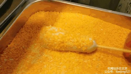 韩国小哥吃芝士热狗,韩国街头芝士热狗