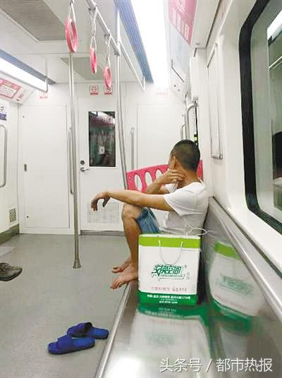 车厢内吃泡面,地铁车厢吃东西不听劝反怼