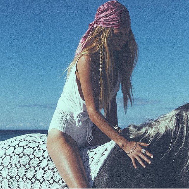 女士丝巾的常用佩戴方法,丝巾怎么戴最好看视频