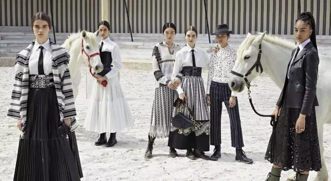 杨采钰迪奥马鞍包,杨采钰出席活动红裙惊艳十足