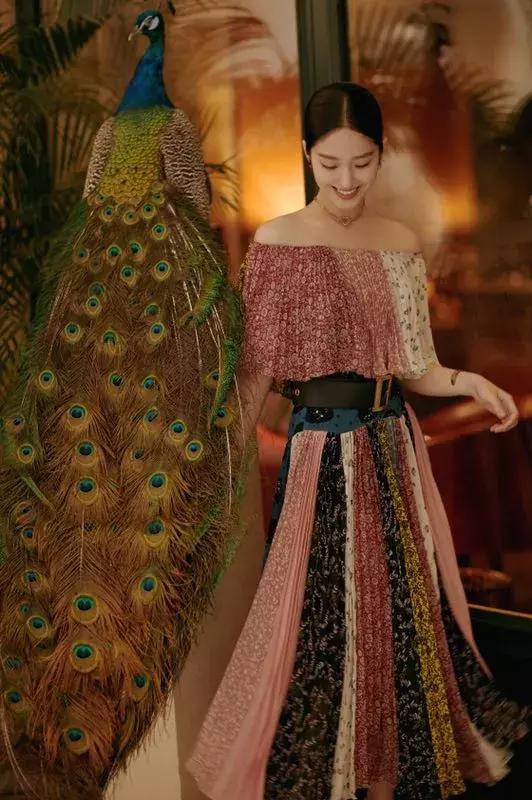 杨采钰迪奥马鞍包,杨采钰出席活动红裙惊艳十足