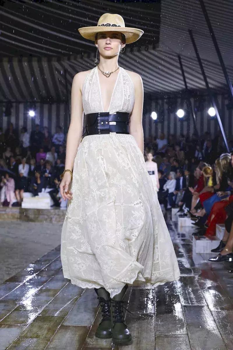 杨采钰迪奥马鞍包,杨采钰出席活动红裙惊艳十足