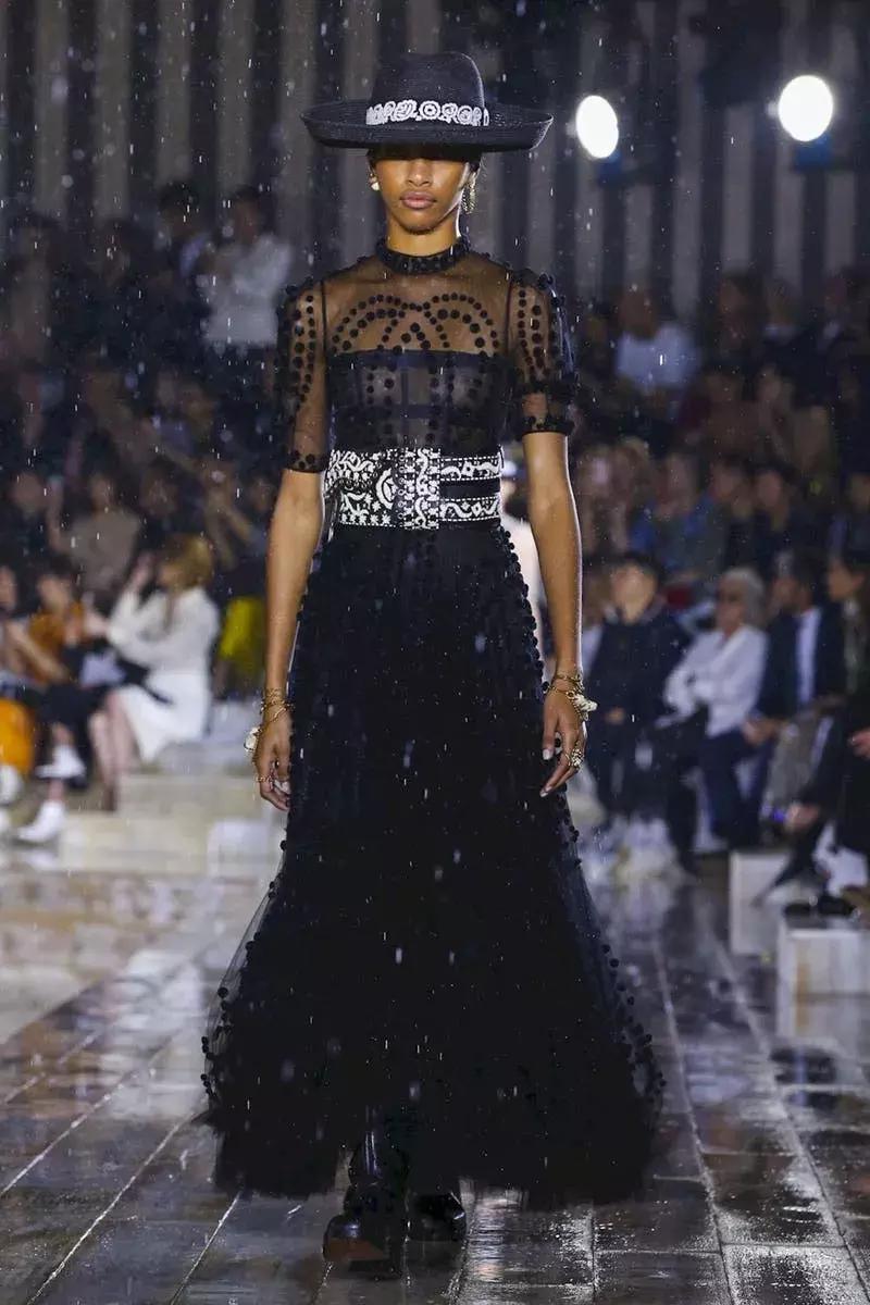 杨采钰迪奥马鞍包,杨采钰出席活动红裙惊艳十足