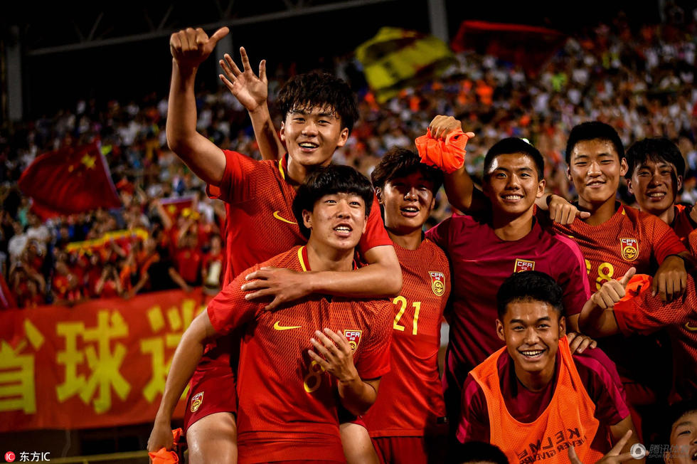 国青再胜乌拉圭，里皮应该和成耀东坐下来聊聊中国足球的战术打法