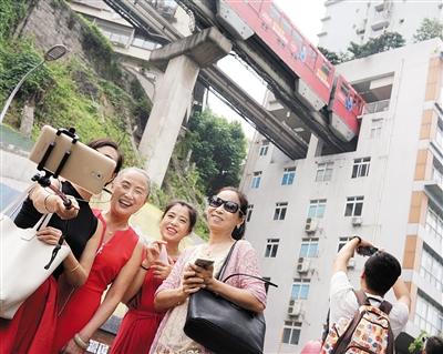 20年前为了节约成本设计了“轻轨穿楼”