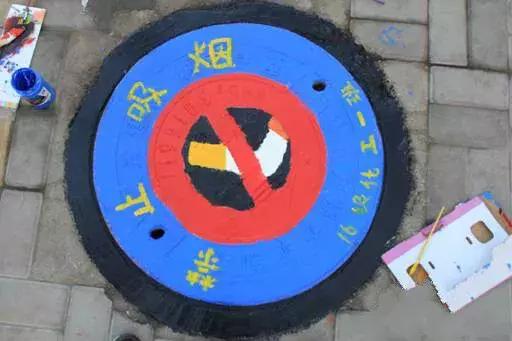 30所职校为井盖“整容”，以画会友，你的学校技术如何？