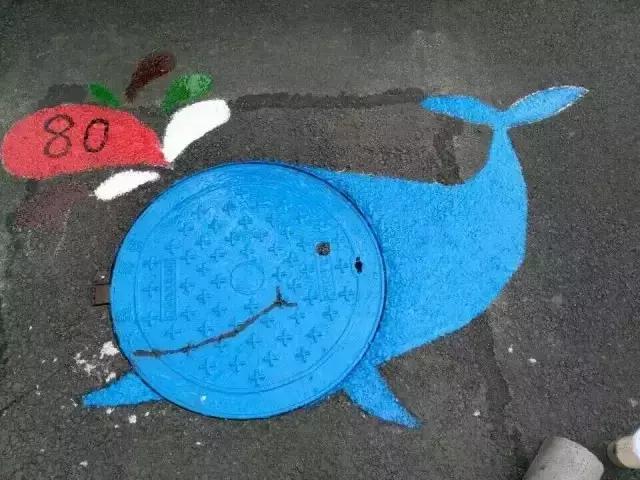 30所职校为井盖“整容”，以画会友，你的学校技术如何？