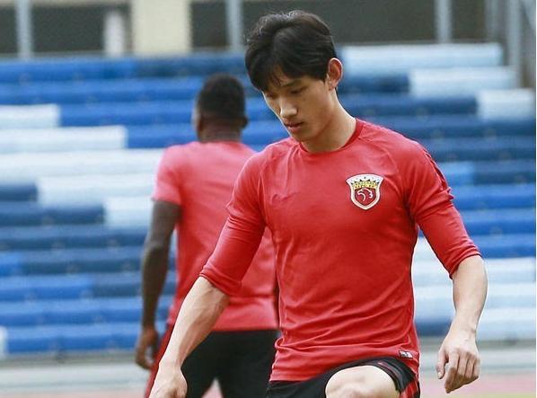 国足队员上场戴项链,国足袜子项链