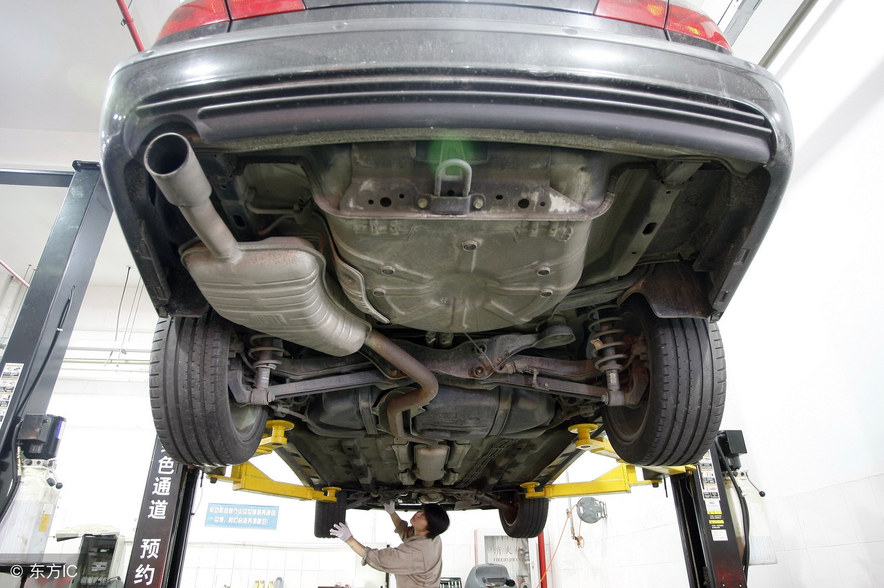 怎么看汽车底盘有没有损坏,汽车底盘损坏的各种表现