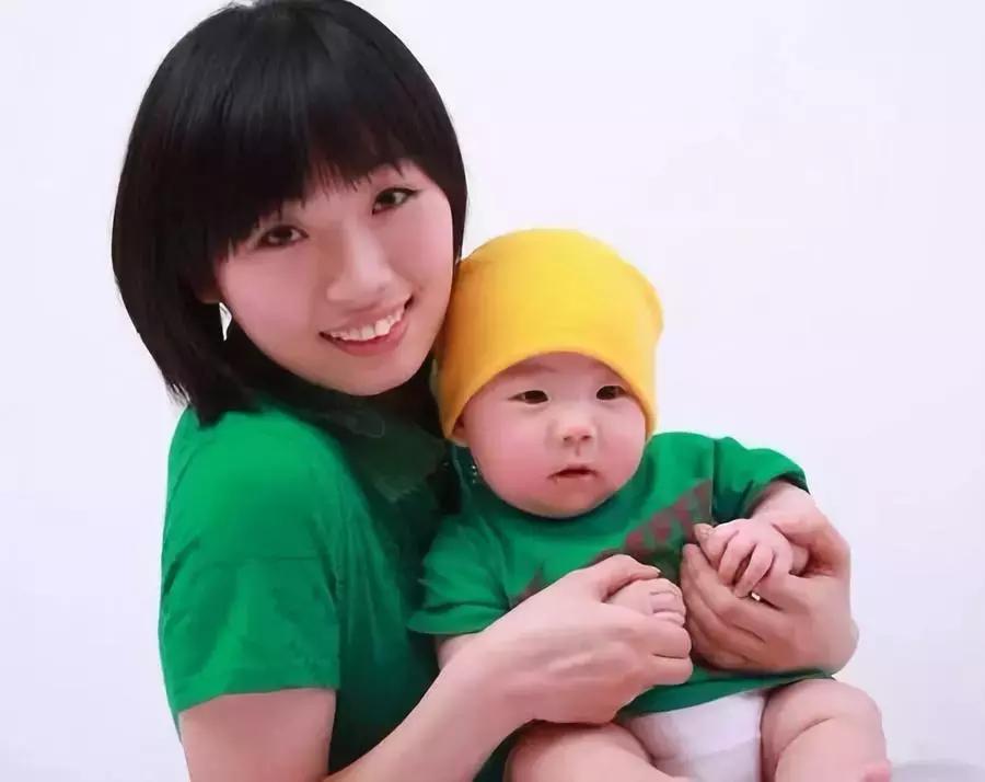 新手妈妈喂奶的正确姿势是这样的